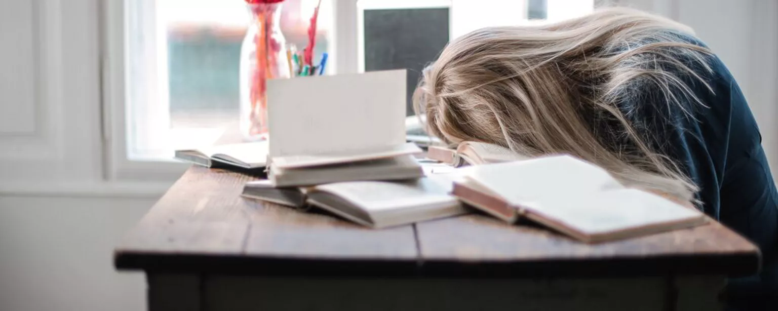 vrouw rust om haar bureau