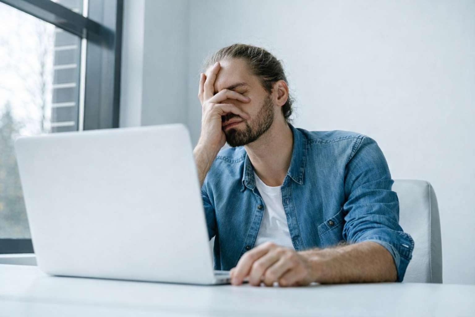 werk stress man werkt op computer mannelijke werknemer voelt zich gestrest en uitgeput moe man in casua